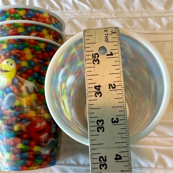 M & M 3D Holographic Licensed 2010 16 Oz. Plastic Cups - Set of 4 - EUC - Picture 7 of 7